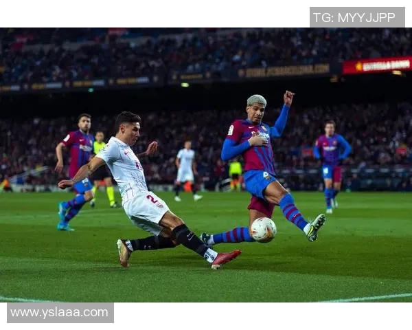 巴塞罗那官方宣布签下塞维利亚边卫阿科诺，提升防线实力